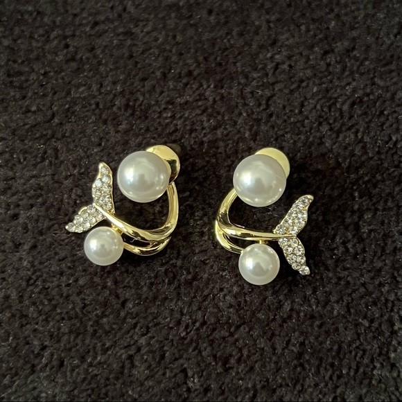 Mermaid Tail Pearl & Gold Earrings - Picture 2 of 7